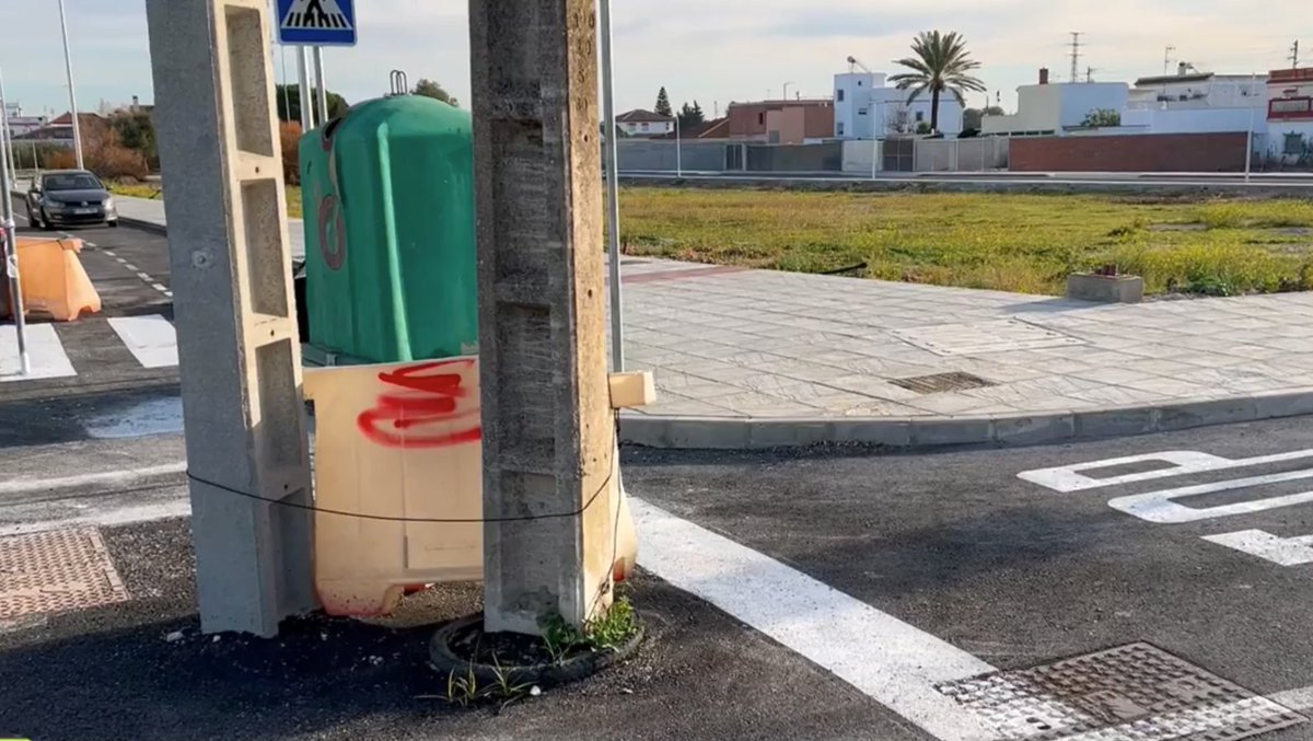 SocialDrive_es's tweet photo. Asfaltan mal la carretera y dejan las torretas de electricidad en mitad de un cruce

Barriada de las Flores, Jerez de la Frontera https://t.co/V7JB2QIZM5