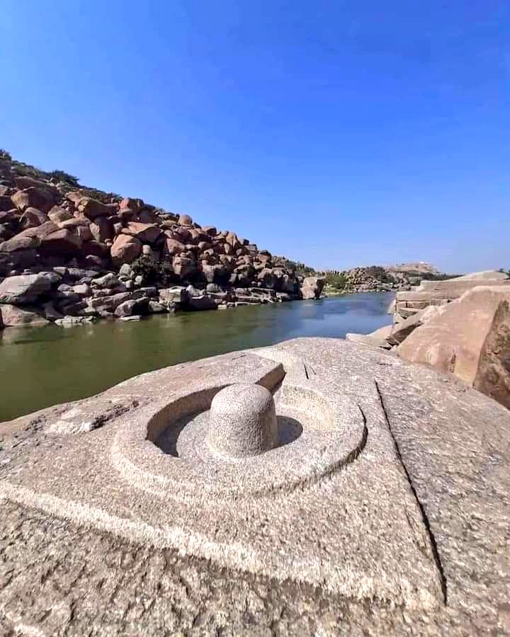 8177sonali's tweet photo. Shiva - Supreme of the Universe.!!

"सौ जगत में है मिथक, ‌तू एक अखण्ड सत्य है" ❤

#हर_हर_महादेव___  🔱 🚩🙏

Ancient Shiva linga found on the banks of Tungabhadra River, Hampi, Karnataka .🇮🇳 https://t.co/eaBFDooIDu
