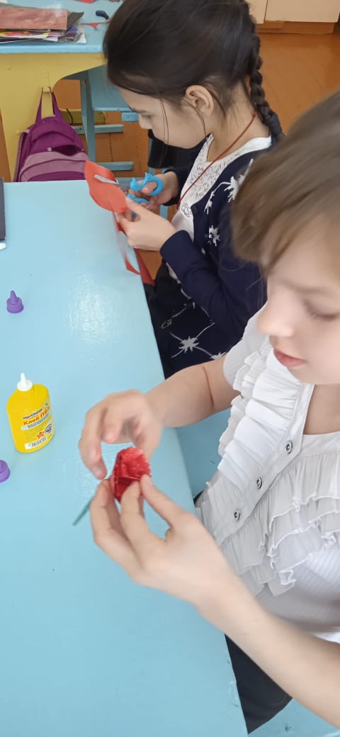 Открытые степному ветру,
Дома разбитые стоят.
На шестьдесят два километра
В длину раскинут Сталинград.
Как будто он на Волге синей
В цепь развернулся, принял бой,
Встал фронтом поперёк России –
И всю её прикрыл собой.