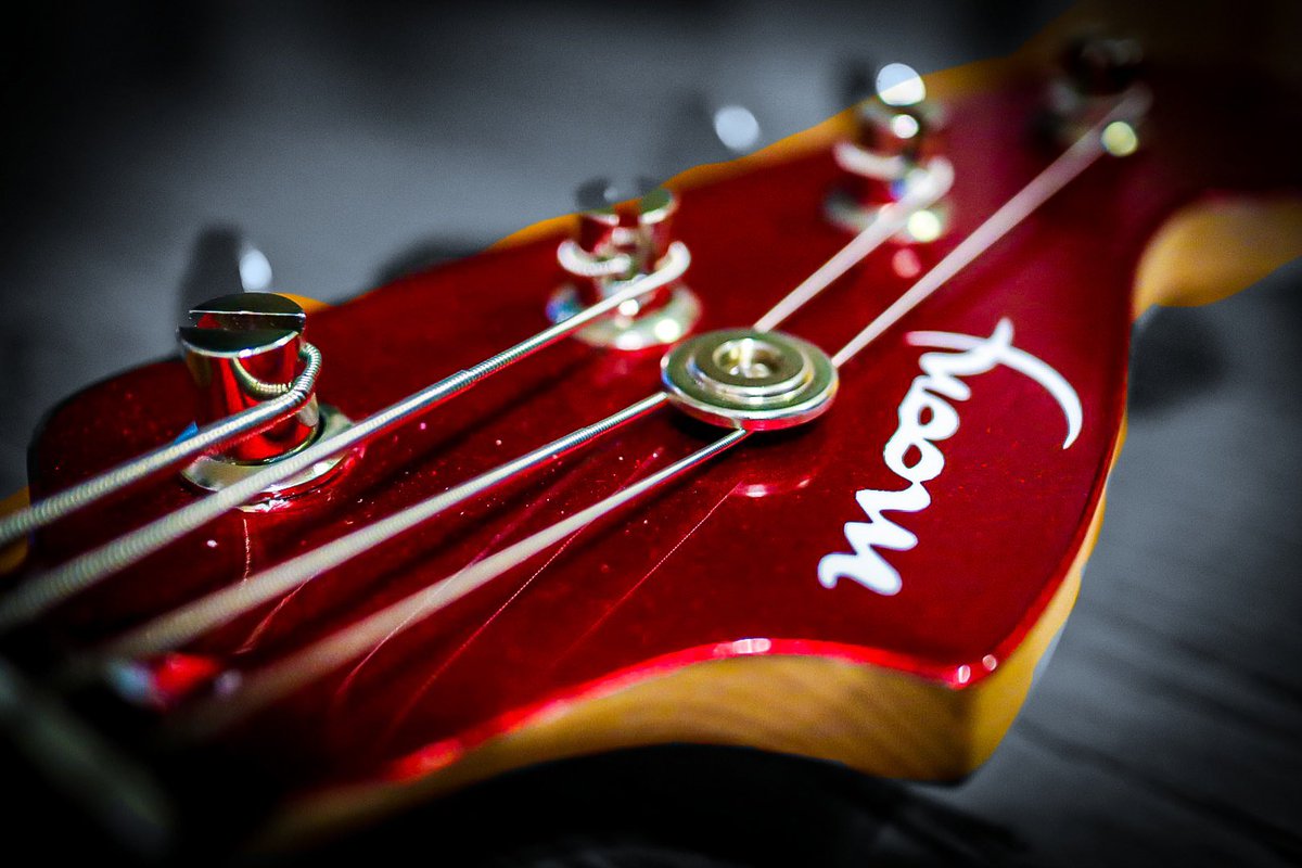 ryo83b's tweet photo. ムーニーさんから新しいベースを託して頂きました🤩🎸✨✨
珍しいPJタイプのベースでメタリックレッドが激渋な1本🎸✨✨
ムーニーさん貴重な1本を本当にありがとうございます🙇‍♂️✨
大事に弾かせて頂きます🙇‍♂️✨

#moon #moonguitars #moonbass #moony #bass #pjbass #ryoshimizu #ryo_groove https://t.co/GhqewOrxzO