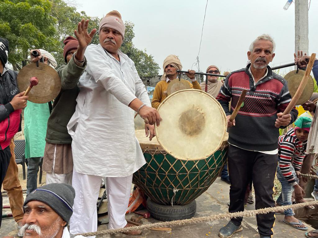 yadavakhilesh's tweet photo. जब हमने उनको कहा ‘कम्प्रेसर’ तो वो समझे ‘कम प्रेशर’ … बाबा जी गलत समझ रहे हैं… सच तो ये है कि ऐतिहासिक हार के डर से वो ‘बहुत प्रेशर’ में हैं… https://t.co/KhdgxIYofJ