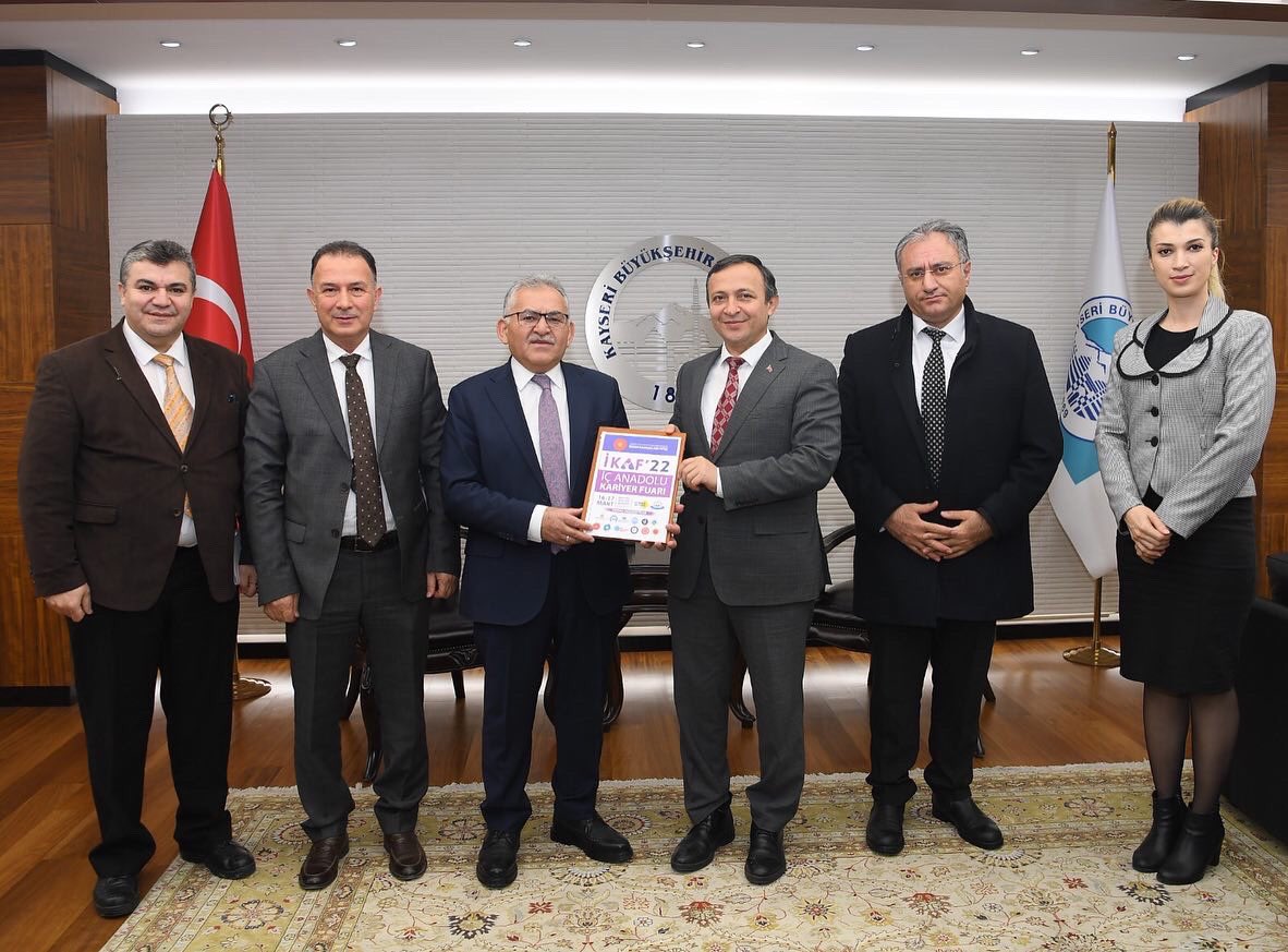 icanadolukaf's tweet photo. Erciyes Üni. Rektörümüz ve Rektör yardımcıları Hocalarımız ile Kayseri Büyükşehir Belediye  Başkanı Sn Dr. Memduh BÜYÜKKILIÇ’I ziyaret ederek,İKAF’22 ye verecekleri destekler hakkında görüşme yapıldı. Sn Büyükkılıç’a destekleri için teşekkür ederiz. @yetenekheryerde @KayseriBSB https://t.co/DxQ4E5VF53