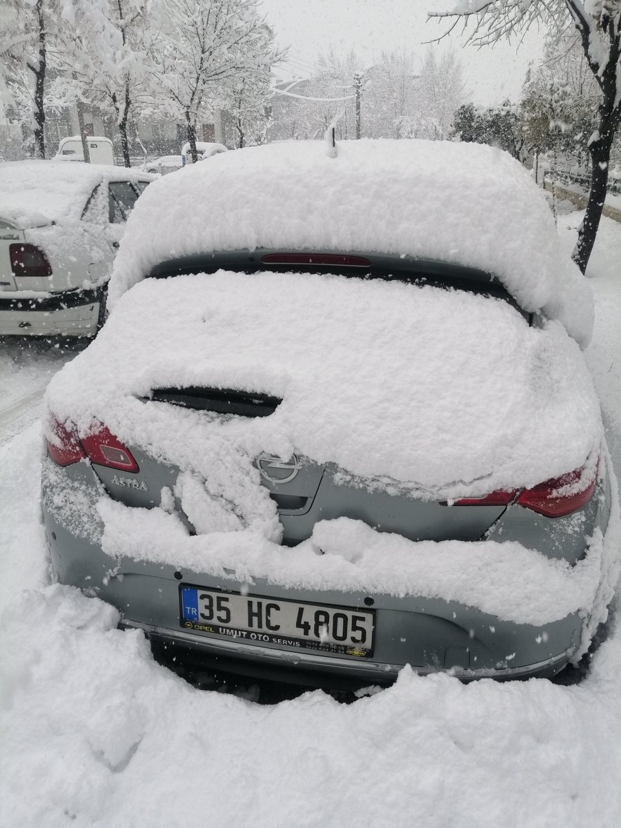 Arabanın kara gömülmesine mi üzüleyim yoksa lavuğun sokakta kayak yapmasına mı güleyim bilemedim aq