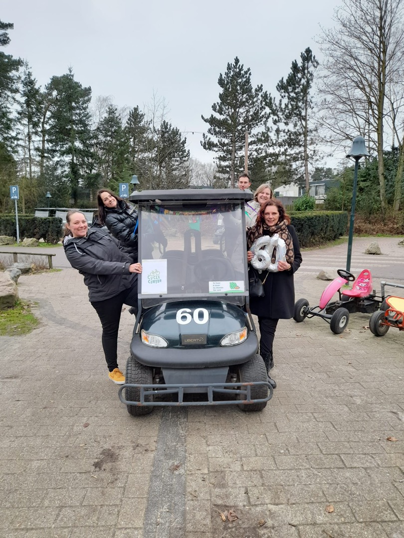 Je zou maar 60 jaar jong worden en dan in golfkar 60 mogen rondrijden! Gefeliciteerd met deze mooie leeftijd! 

#hetheijderbos #centerparcs #zegjategenwatertoedoet #echtevensamen #feestje #60jaarjong