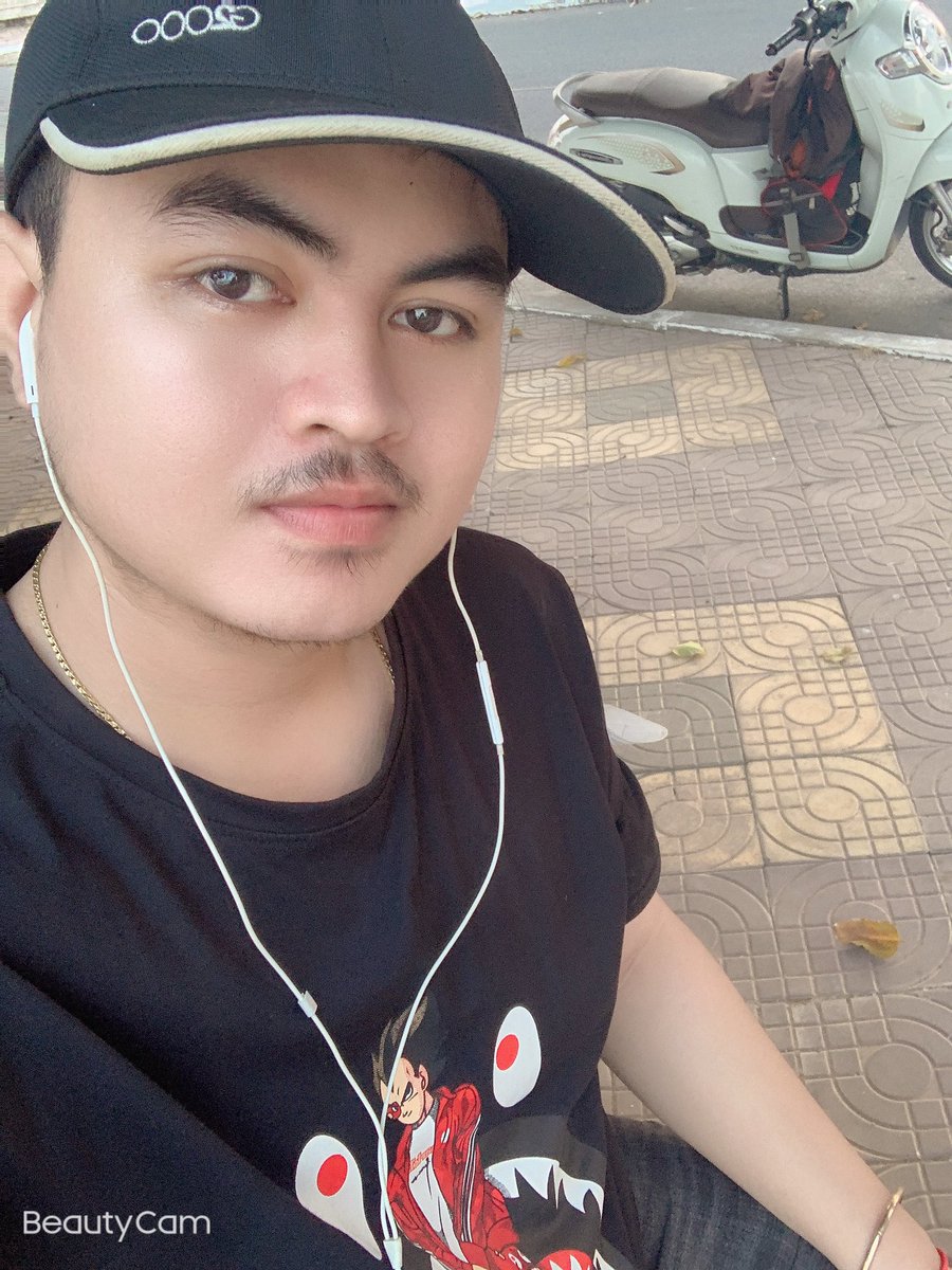 Chetralove2's tweet photo. បងៗណានៅពុងចាមសុំគេងមួយប់ផងអត់ហ៊ានជិះម៉ូតូទៅពេញវិញទេត៏តែស្អែកបានទៅ���😂 https://t.co/0L0CA5GxGi