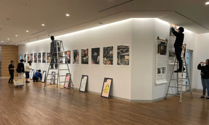 KYOTO_T5's tweet photo. 【From T5】研究員より
#archive 
搬入百景
このページではKYOTO T5が過去に行った展示や催事の搬入風景アーカイヴをご覧いただけます。
会場構成・展示方法、什器のデザインや製作、搬入出までを学生メンバーが中心に行います。
取材の時とはまた違った研究員の様子を覗いてみてください。 https://t.co/z0FKHwflBu