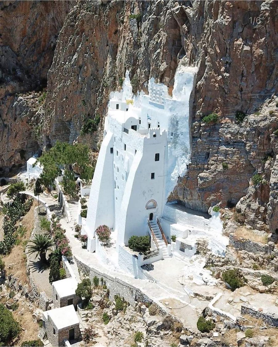 MiguelCalabria3's tweet photo. The monastery of Panagia Hozoviotissa in Amorgos, is the second oldest in #Greece built in 1017 and renovated 1088, built by Alexius Comnenus. It is literally hanging on the side of the cliff 300m above the sea.👇 https://t.co/3NurwuUOwd
#architecture @KaterinakiK1 https://t.co/aEhuazKE17