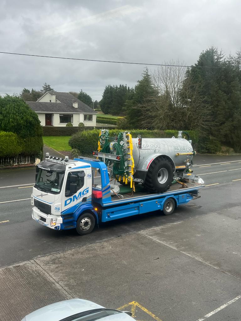 MajorEquipment's tweet photo. New #galvanised 1700LGP #MajorTanker on its way to McGinty Tractors in #Donegal
Our 7.5m #dribblebar tucked nicely behind the barrel for those low sheds and bridges 🤜🤛
#farming #slurry #agriculture https://t.co/1n8TN772RL