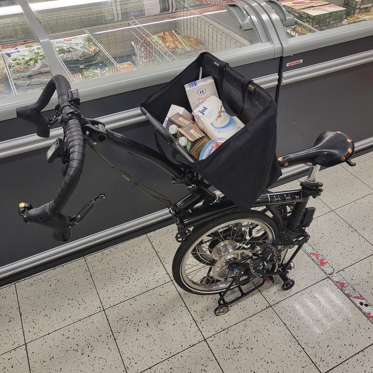 Shopping with a #brompton