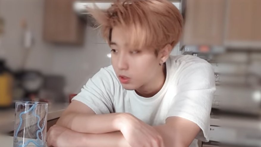 dailyseung2's tweet photo. MESSY HAIR HAN JISUNG https://t.co/eKpZlUdCtz
