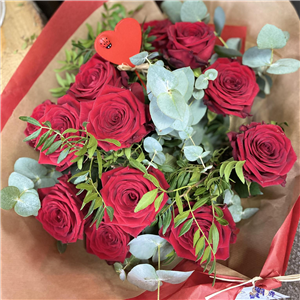 Love is.....sending a dozen red roses from a local florist 💖. These have been beautifully hand arranged by expert florists in the heart of the Peak District. Order a bouquet before it's too late!
saucedhere.co.uk/c/Gift_Voucher…
#peakdistrict #shoplocal #valentines # redroses