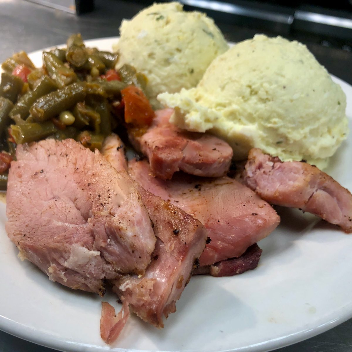 MothersNOLA's tweet photo. Dinner at Mother's: ham with your choice of side dishes. 📦 ✈️ NATIONWIDE SHIPPING MENU @goldbelly https://t.co/8YT3LxOdhu DINE IN &amp; TO GO MENU 📲 https://t.co/1OY8f20zbk 7AM-9PM (Fr/Sa 10PM) 🚘 https://t.co/b777bVyhWD + app Validated parking #mothersrestaurant @DLiveryNola https://t.co/JqYnlC3W38