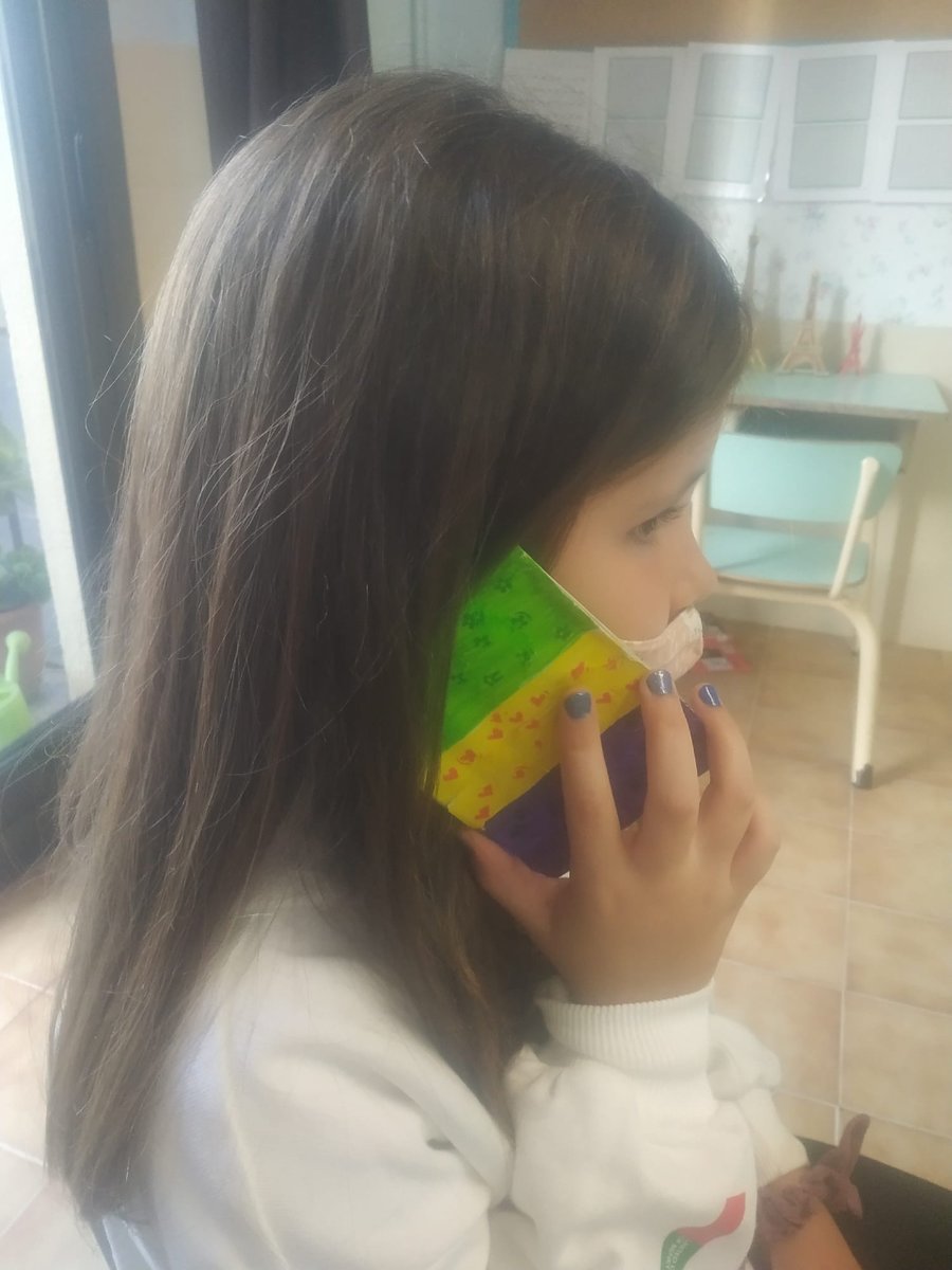 lfireus's tweet photo. Tout au long de la scolarité, nous travaillons aux gestes qui sauvent. Comment réagir en cas d'urgence... que faire, reconnaître les dangers à la maison, à l'école et en ville. Ils créent eux-mêmes leurs affiches pour appeler le 112 ! @mlfmonde #elteufillcanviaràelmón https://t.co/hNzFiOywow