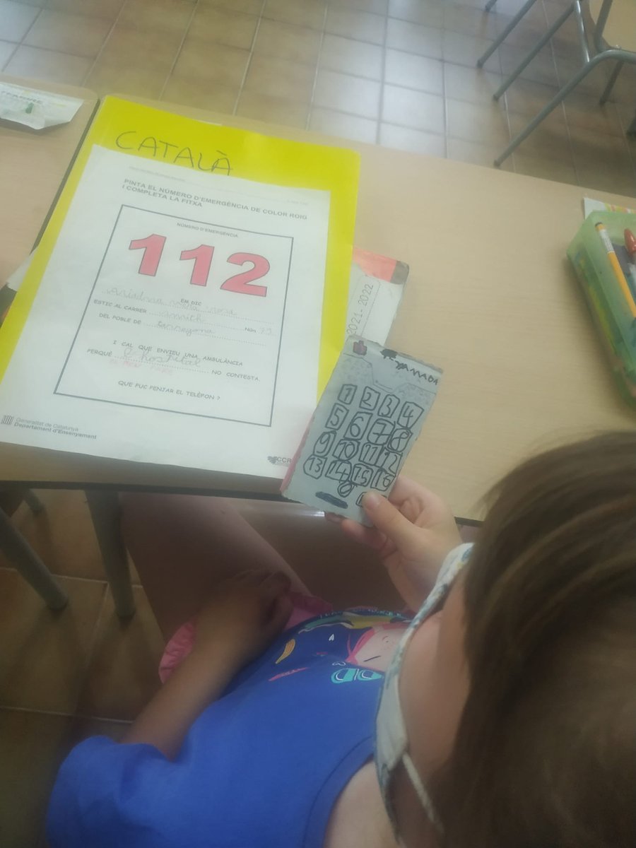 lfireus's tweet photo. Tout au long de la scolarité, nous travaillons aux gestes qui sauvent. Comment réagir en cas d'urgence... que faire, reconnaître les dangers à la maison, à l'école et en ville. Ils créent eux-mêmes leurs affiches pour appeler le 112 ! @mlfmonde #elteufillcanviaràelmón https://t.co/hNzFiOywow