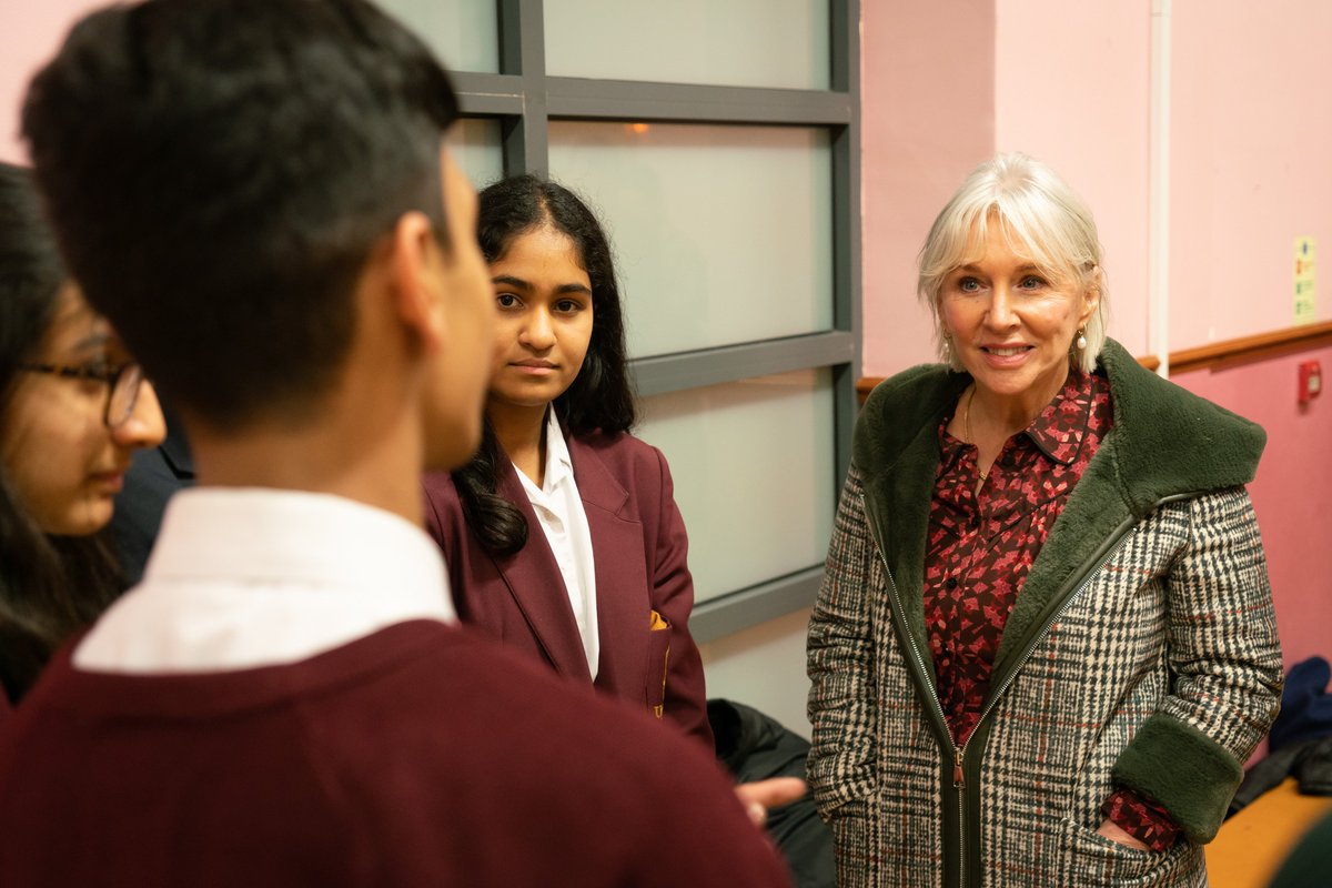 So good to meet young @DofE participants people from Slough alongside @DCMS Sec of State @NadineDorries yesterday - they talked so eloquently about the confidence and skills they were developing and how important it is to invest in youth work #YouthGuarantee #YouthWithoutLimits