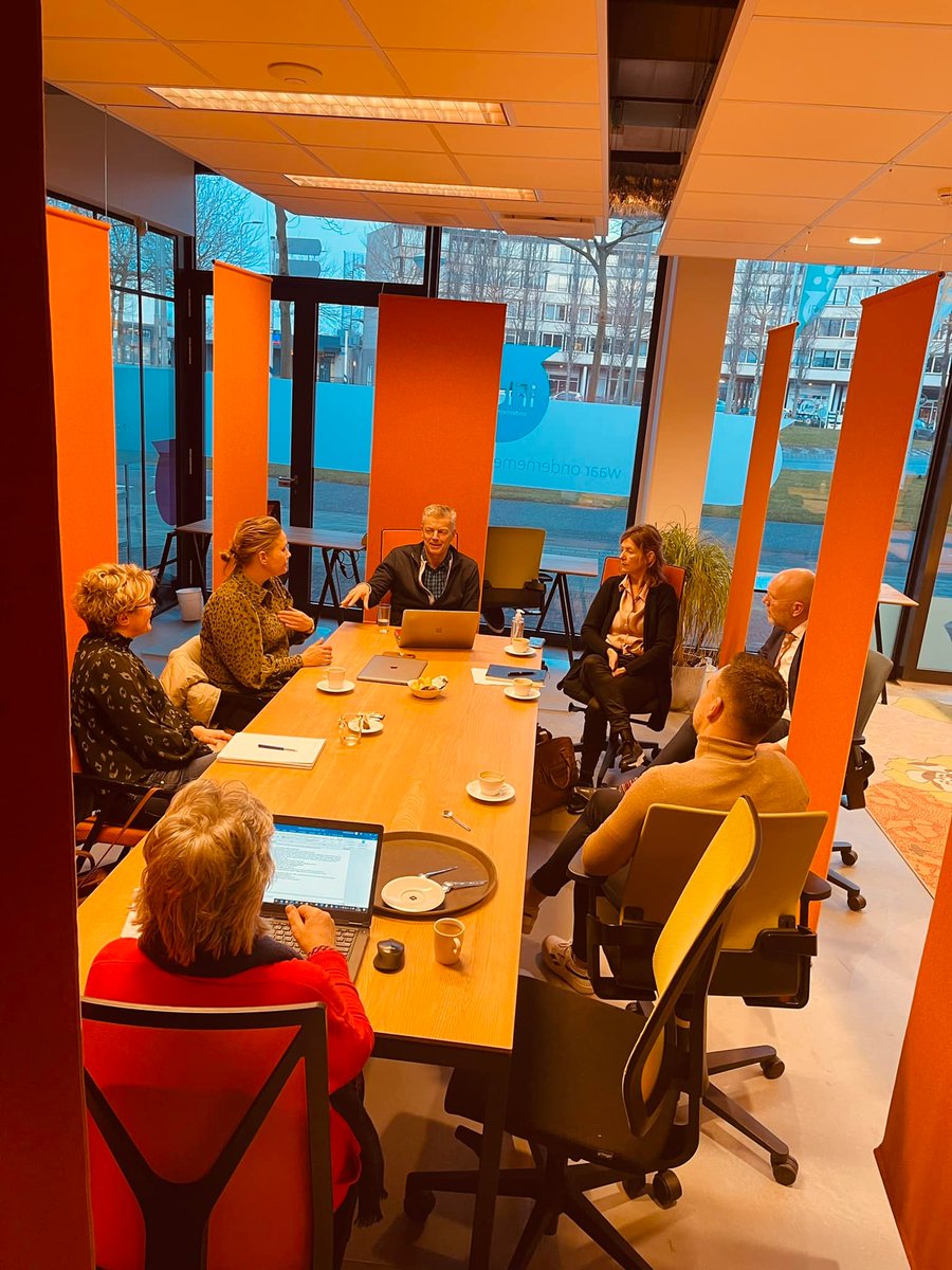 Zo lekker aan de slag hier bij de VOA.  Veel leden in de commissie leden ter voorbereiding van hele gave events in de komende maanden en werkgroep voor de komende verkiezingen. Onze vraag straks aan de politiek: wat doen jullie voor ondernemend Alphen aan den Rijn?