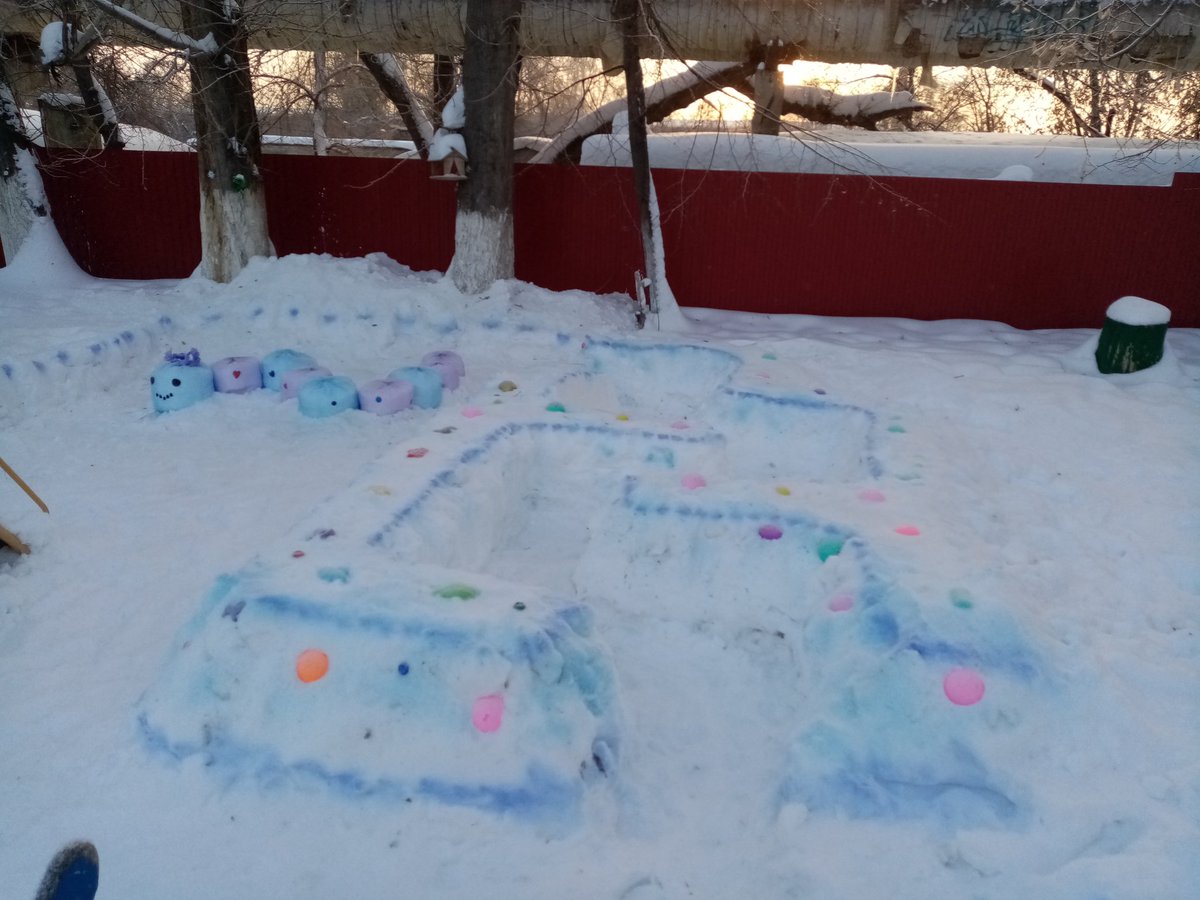 Снег — нескончаемый источник для забав и развлечений. Воспитатели в нашем саду особо серьёзно относятся к выпадению снега. Снежное время даёт им шанс организовать интересные игры с детьми на свежем воздухе, устроить целую сказку рядом с детским садом.
