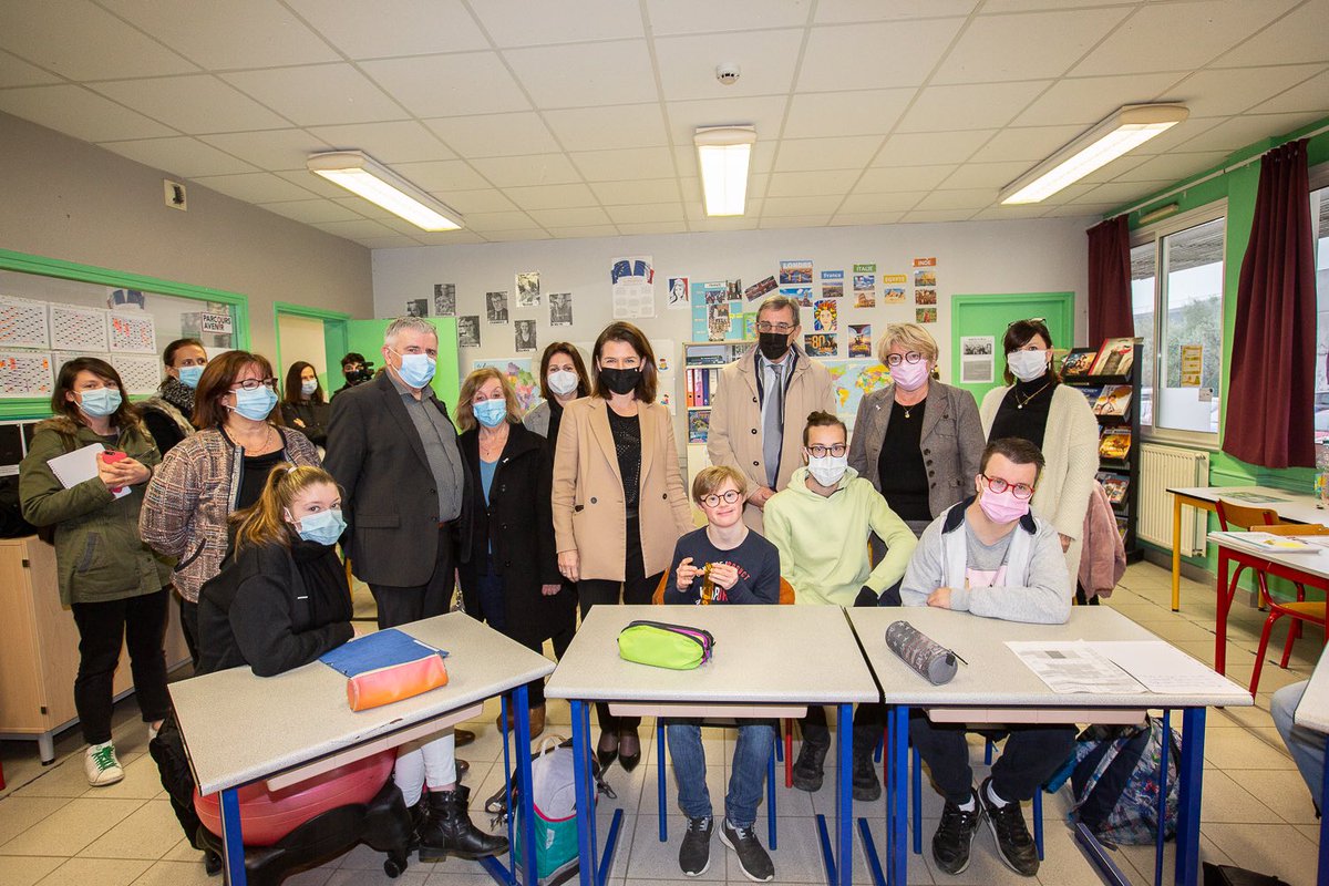 C_MORANCAIS's tweet photo. 📍À la Roche-sur-Yon pour rencontrer, au #lycée des @Etablieres, les élèves de l’unité d’enseignement externalisée de l’Institut médico-éducatif des Terres-noires. Travailler avec les acteurs locaux engagés pour faciliter l’inclusion en milieu scolaire !
#Handicap https://t.co/NDGgu8tjbh