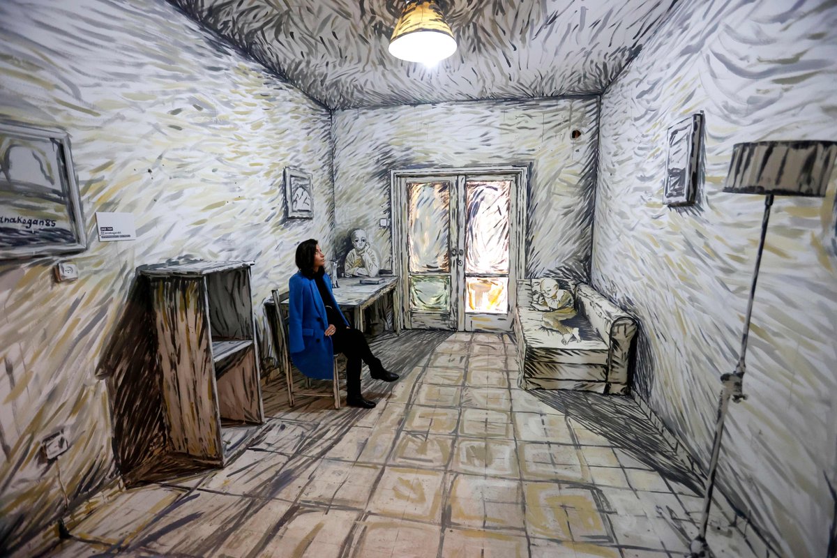 #DíaEnImágenes Visitantes recorren el nuevo museo emergente de #TelAviv, donde las obras de más de 150 artistas se exhiben en dos edificios residenciales que están en lista para ser demolidos, en #Israel

Fotos: Afp / Jack Guez.