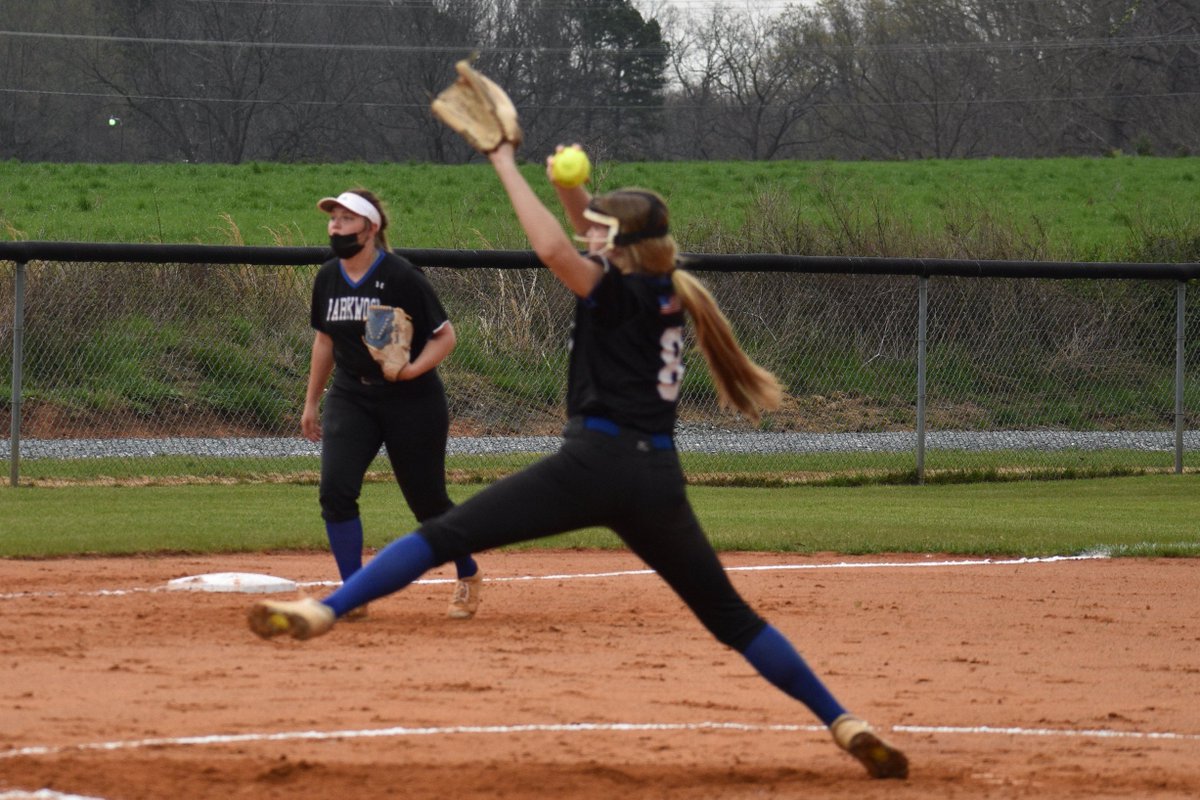 ParkwoodSoftba1's tweet photo. 📣📣Happy Birthday to our @gracecrocker08 🎂🎉 We hope you have the best day number 8! 🥎💙 #PackSoftball https://t.co/EopzgZU7kr