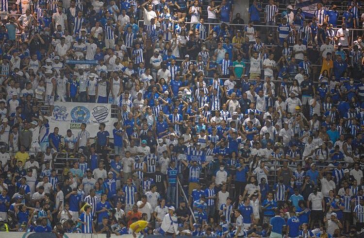 imperio_Az's tweet photo. Torcedores azulinos que forem ao clássico no sábado, vamos ajudar a fazer uma festa ainda mais linda, levem seu pacote de bola (Azul ou branca) e vamos padronizar a bancada. 

📸: @csaoficial

#imperioazul💙👑 https://t.co/BMUsWJmkmE