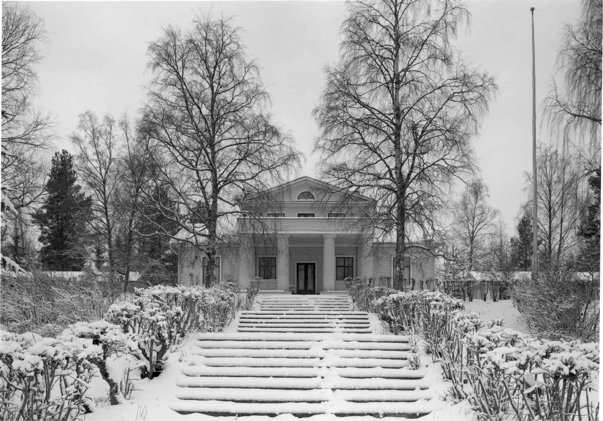 Alvar Aallon ja suomalaisen arkkitehtuurin päivä, 3.2.

Alavuden Töysässä sijaitsee yksi Alvar Aallon hienoista kokonaisuuksista, varhaistyö vuodelta 1923: Villa Manner.Siihen kuuluivat alkujaan päärakennuksen lisäksi huvimaja, rantasauna ja laituri. #Alavus