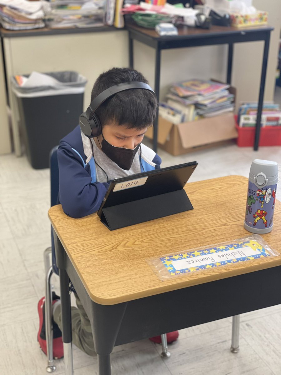 On World Read Aloud Day, reading superstars in 2R were starstruck when they saw some familiar faces &amp; listened to stories on <a href="/storylineonline/">Storyline Online®</a>! #LookForTheAwesome #WLB <a href="/MrsGaddy1/">Mrs. Gaddy 💕💚</a>