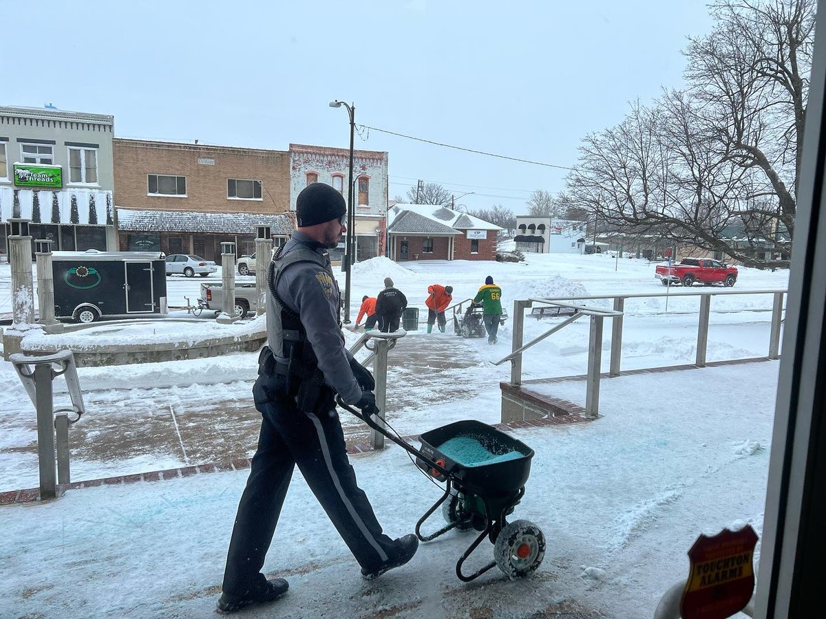 Dave_M_Groves's tweet photo. It’s all hands on deck when it snows! Inmates, @CKSO_Sheriff and county employees clearing the way at the Cherokee County Courthouse this morning. #Teamwork ❄️⛄️���️ https://t.co/JMdDO81izE