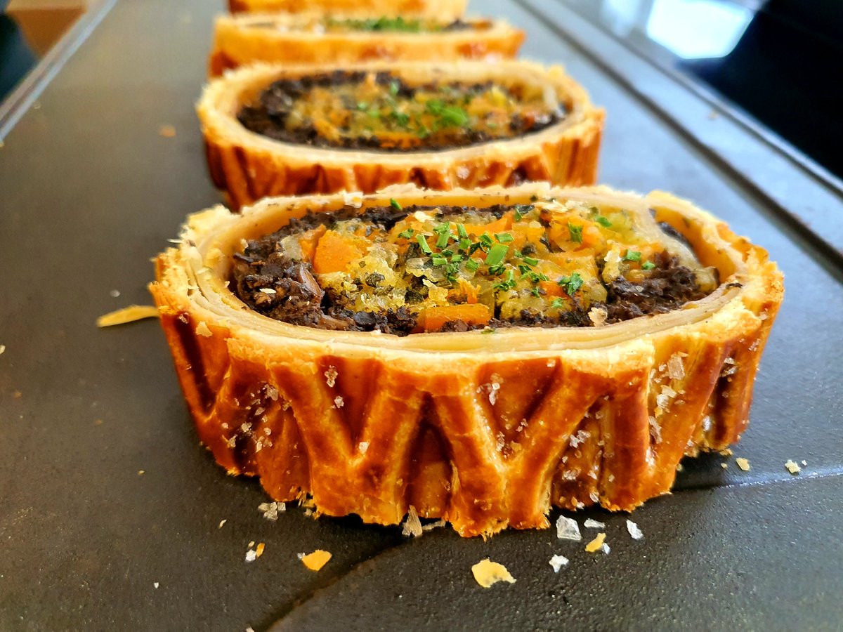 ComeronAlonso's tweet photo. Today at Hampton School 
Vegetarian Wellington with chives pancakes and mushrooms duxelle
For the boys https://t.co/cTelhdkL0h