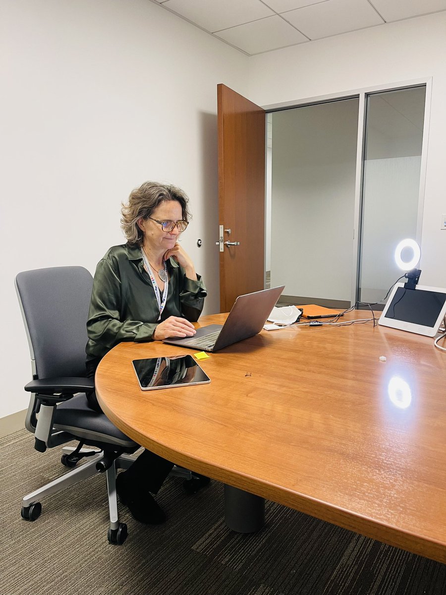 we are live! this is how we thrive and educate during a pandemic! @SandrijnM pictured here, kicks off the course and introduces <a href="/CatherineRLucey/">Catherine Lucey</a>! #meded #ucsfmeded21