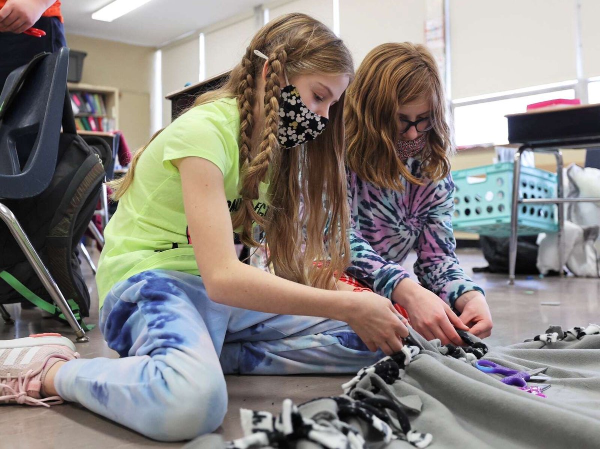Students at Holy Sepulcher Catholic School worked to bring warmth to those in need during a service project Wednesday as part of Catholic Schools Week. cranberryeagle.com/2022/02/02/hol…