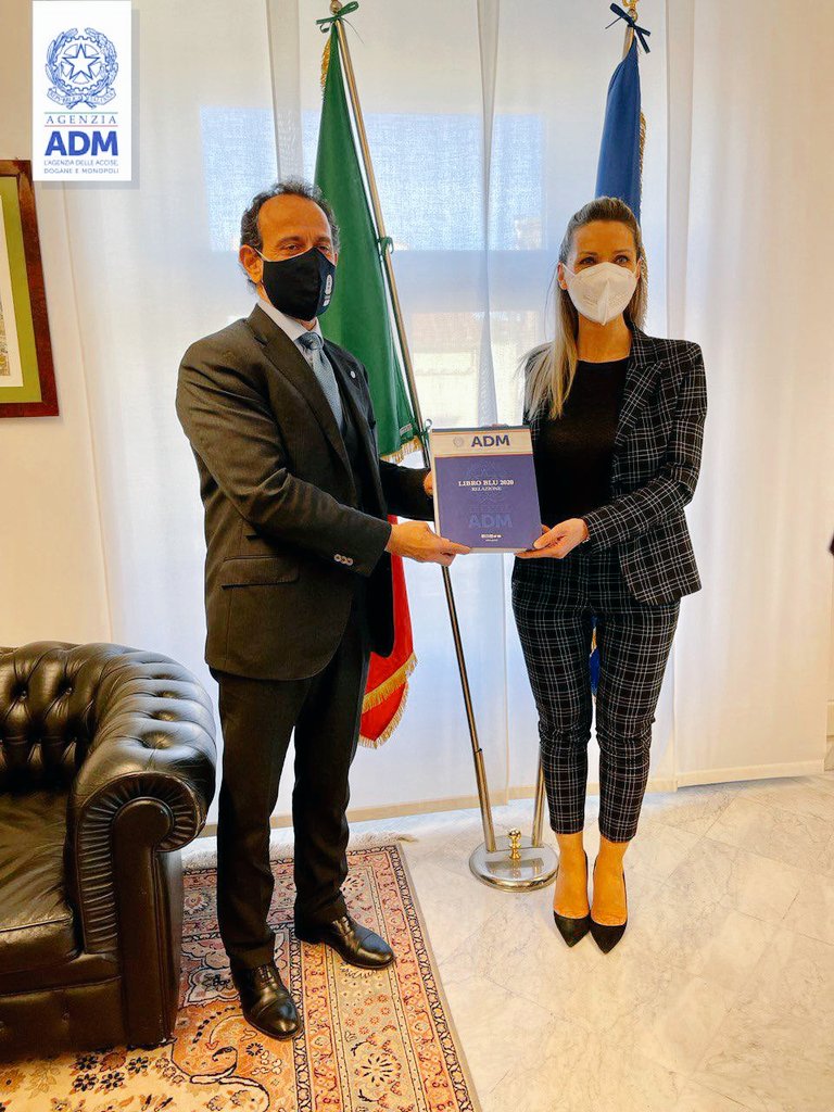 AdmGov's tweet photo. Il DG @MarcelloMinenna ha incontrato oggi la sottosegretaria allo Sport @VVezzali, alla quale ha illustrato il #LibroBlu #ADM con i risultati dell’anno 2020. L’incontro ha fornito l’occasione per collaborazioni istituzionali tra l'Agenzia e il dicastero. https://t.co/M8vqEzTnWe