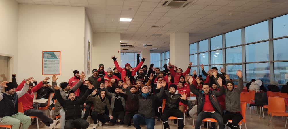 DGDSEN's tweet photo. Herkesi bu floodu okumaya, paylaşmaya, sesimiz olmaya çağırıyoruz.

Migros depolarında yıllardır işçilerin sendikamıza üye olması işçileri kölece koşullarda çalıştırmaya devam etmek için işten atmalarla, tehditlerle engellenmeye çalışılıyor.
#MigrosDepoAyakta https://t.co/3xISrux15B