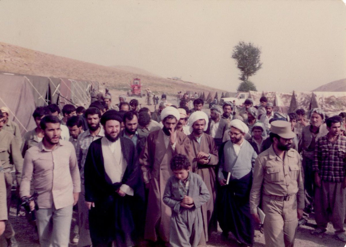 السيد الشهيد الحكيم شخصية قيادية فذة قوية بالحق على الباطل كان رحمه الله ثقة السيد الشهيد محمد باقر الصدر ورفيق دربه في العلم والجهاد والشهادة
#عهد_ووعد