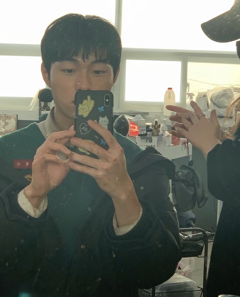 jolyjolyyy's tweet image. ขอสอบถามหน่อยค่ะ คือมีใครพอจะรู้พิกัดเคสของชานยองมั้ยคะ พอดีเราดูซีรี่ย์แล้วชอบเค้ามากกกกเลยอยากซื้อตาม หรือมันเป็นสติ๊กเกอร์ มีใครรู้บ้างมั้ยคะ🥺 #AllOfUsAreDead #YoonChanYoung #netflix