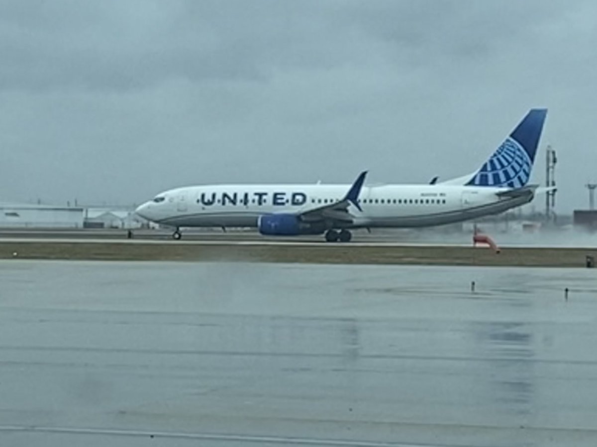 txgabe39's tweet photo. Team San Antonio doing what we do best. Getting our customers in the air safely!!  Connecting people, Uniting the world @weareunited @AOSafetyUAL https://t.co/BRwQrhlAF4