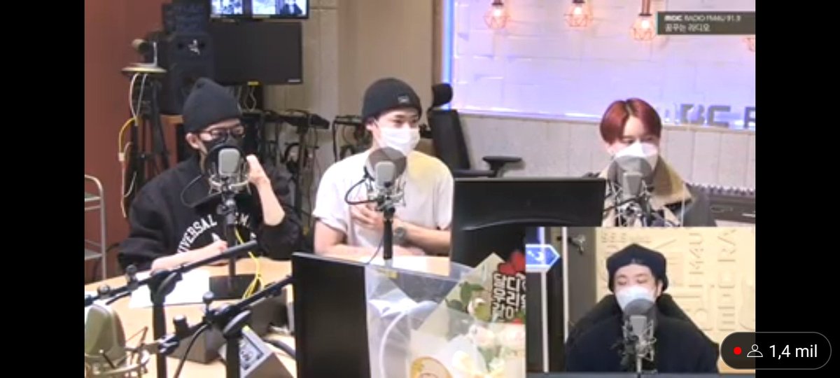 moebaej's tweet photo. EU ESTOU BEM PRANTO, ME ENCONTRO NO CÉU ACOLHIDA, EM CASA, NO CONFORTO, NO MEU LAR, A QUERER VOLTAR, NÃO QUERO QUE #GOTON ACABE, #YOUNJAE NA RÁDIO COM #VICTON MDS😭😭😭 https://t.co/M5lKtAvM5e
