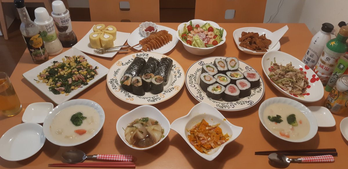 今夜の夕飯🍴恵方巻き4種類&えびのサラダ🥗&鶏皮揚げ&ハリケーンポテト&ロールケーキ&残り物達～😊焼肉ぼくりで購入したキンパがめっちゃ美味しかった～😋今