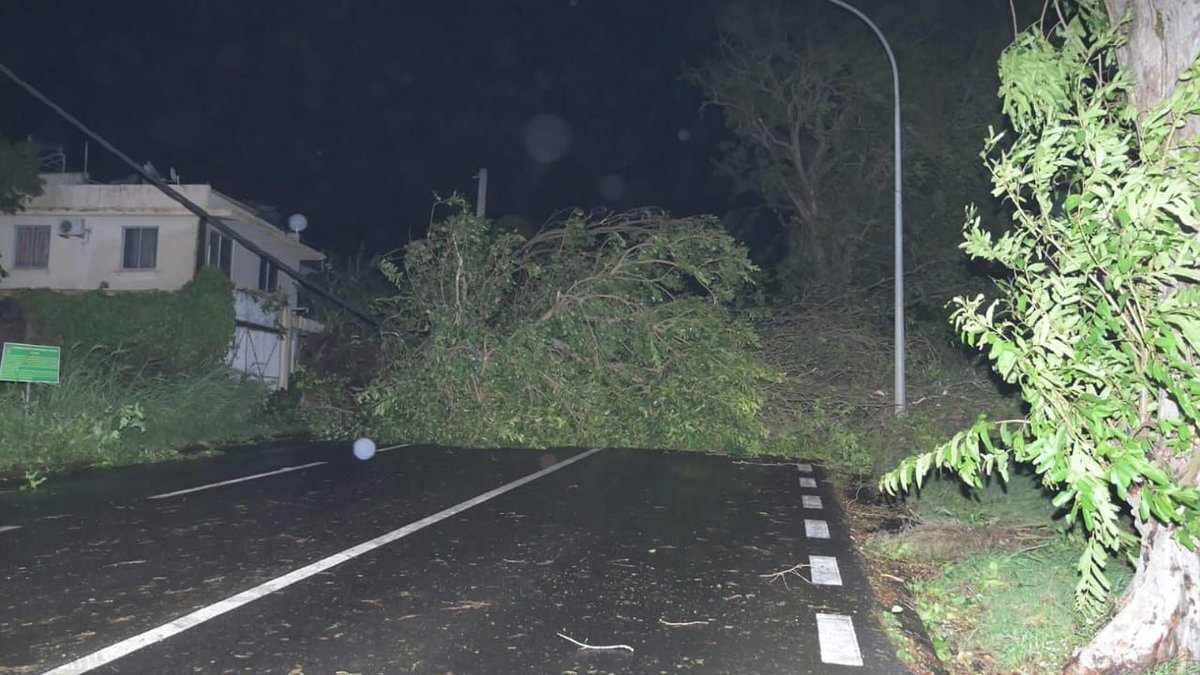 The impact of tropical cyclone #Batsirai has already been felt in #Mauritius. 

At least: 
1600 households w/o electricity.
138 people in emergency shelter.
1 death. 

30 <a href="/RedCrossMRU/">Mauritius Red Cross</a> volunteers are supporting response actions as part of the country’s emergency operations.