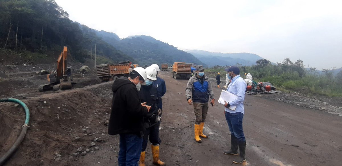 Reg_aguaEc's tweet photo. La Agencia de Regulación y Control del Agua verificó en el sector de San Luis, zona Piedra fina KP 96, la metodología de manejo y control de la escorrentía superficial ante el derrame de crudo por la rotura del Oleoducto de Crudos Pesados (OCP). #ArcaEnTerritorio https://t.co/W9CQsShl96