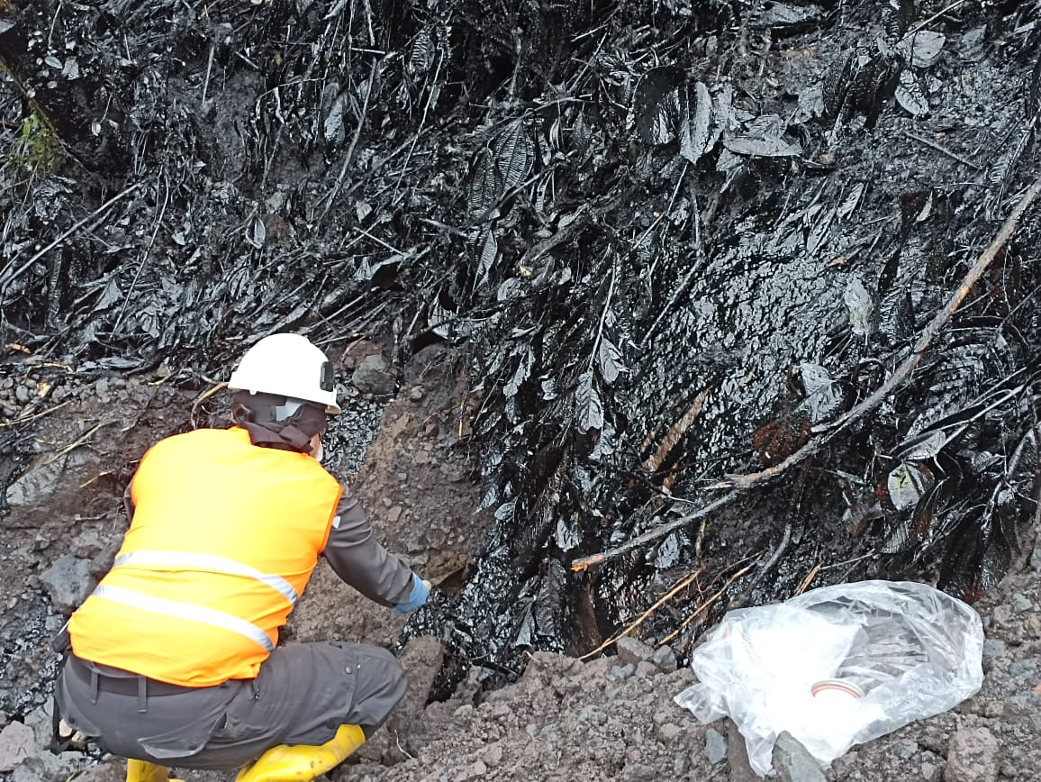 Reg_aguaEc's tweet photo. La Agencia de Regulación y Control del Agua verificó en el sector de San Luis, zona Piedra fina KP 96, la metodología de manejo y control de la escorrentía superficial ante el derrame de crudo por la rotura del Oleoducto de Crudos Pesados (OCP). #ArcaEnTerritorio https://t.co/W9CQsShl96