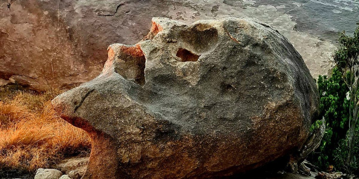 صخور جبلية على هيئة وجوه بشرية في المملكة..