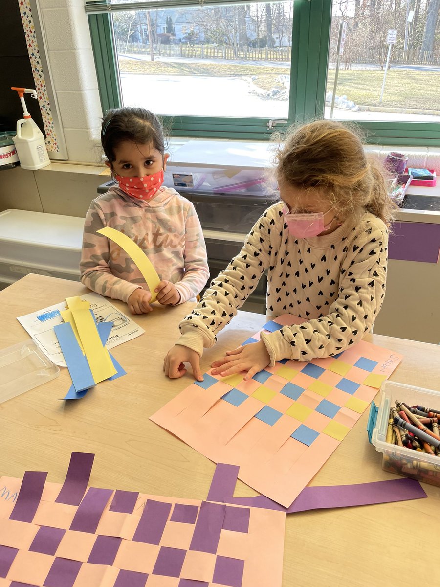 artwithMsFlo's tweet photo. @FairhillES Kindergarteners working on their paper weaving for their home! @FCPSR2 @FCPSfinearts @fcpsnews https://t.co/VzPbtLE3Q1