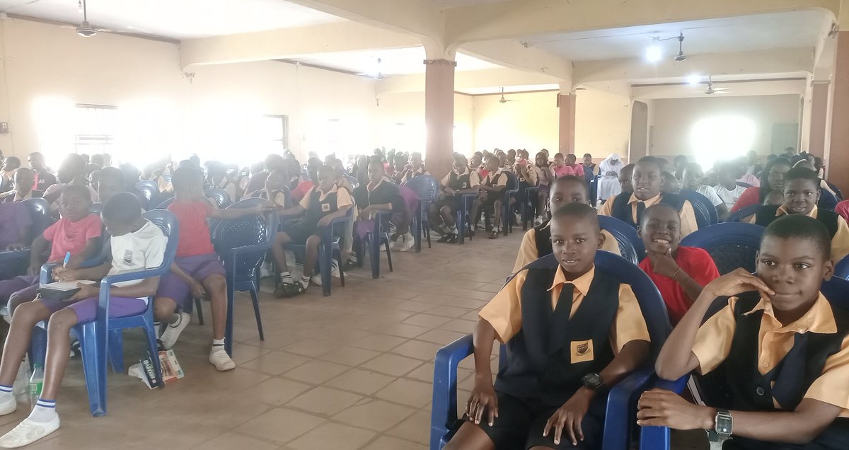 OsitaAmakeze's tweet photo. He stuttered at first, a number jeered at him. I stood by him and whispered, "read on, you're doing it." He drew a deep breath and now began to read boldly. This is the scope of #1kNewReadersYearly. For coming out to #read, he won #Ómó by @alexentrical published by @PurpleShelves https://t.co/7rXtm6P7cB