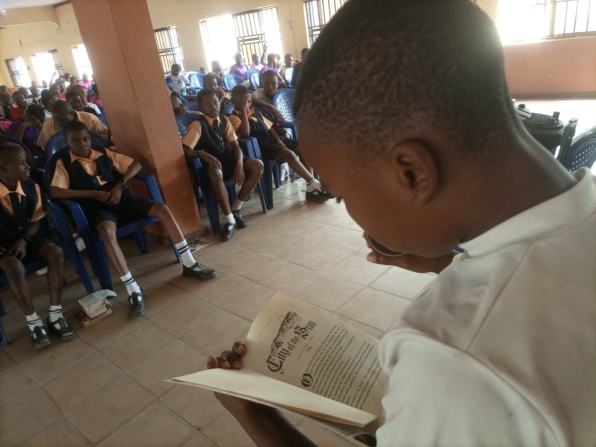 OsitaAmakeze's tweet photo. He stuttered at first, a number jeered at him. I stood by him and whispered, "read on, you're doing it." He drew a deep breath and now began to read boldly. This is the scope of #1kNewReadersYearly. For coming out to #read, he won #Ómó by @alexentrical published by @PurpleShelves https://t.co/7rXtm6P7cB