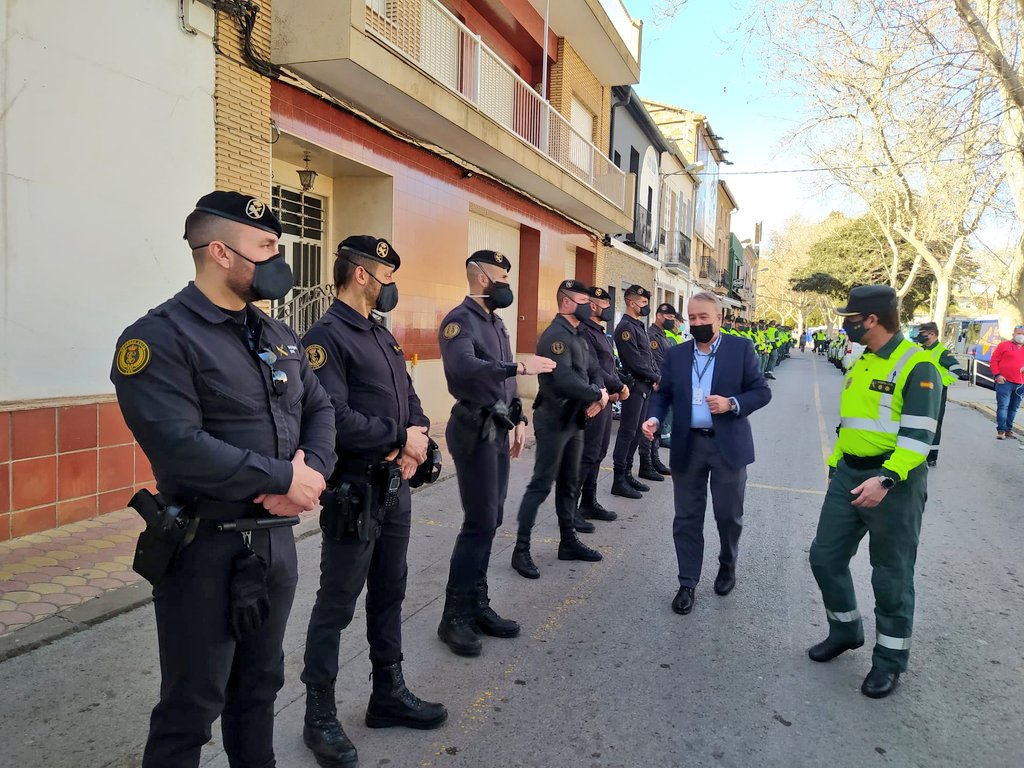 SubGobVALE's tweet photo. El subdelegado del Gobierno en Valencia en la salida de la 73 Volta a la Comunitat Valenciana  Etapa 2  Bétera-Torrent
«la VCV pone en valor lo mejor de la Comunitat, sus parajes. Es, además, un ejemplo de organización de una prueba de alto nivel en los tiempos q corren» #VCV2022 https://t.co/HvzGitvcJq
