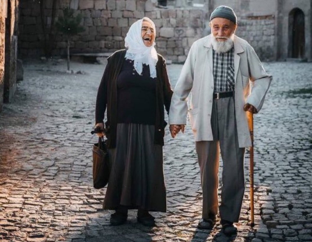 "Yolu rastgele yürürsen ömür olur.
Denginle yürürsen şiir olur."