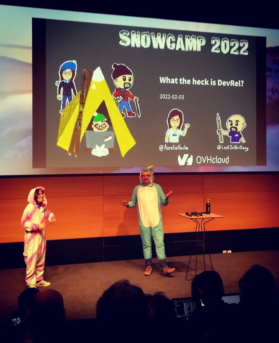 thelor's tweet image. L'après-midi commence de bien surprenante façon au #snowcamp. Les licornes @aurelievache et @LostInBrittany viennent souffler les paillettes de leur métier : DevRel #TechIsFun #humain #softwaredevelopment #HelpingDevs #Télétubbies