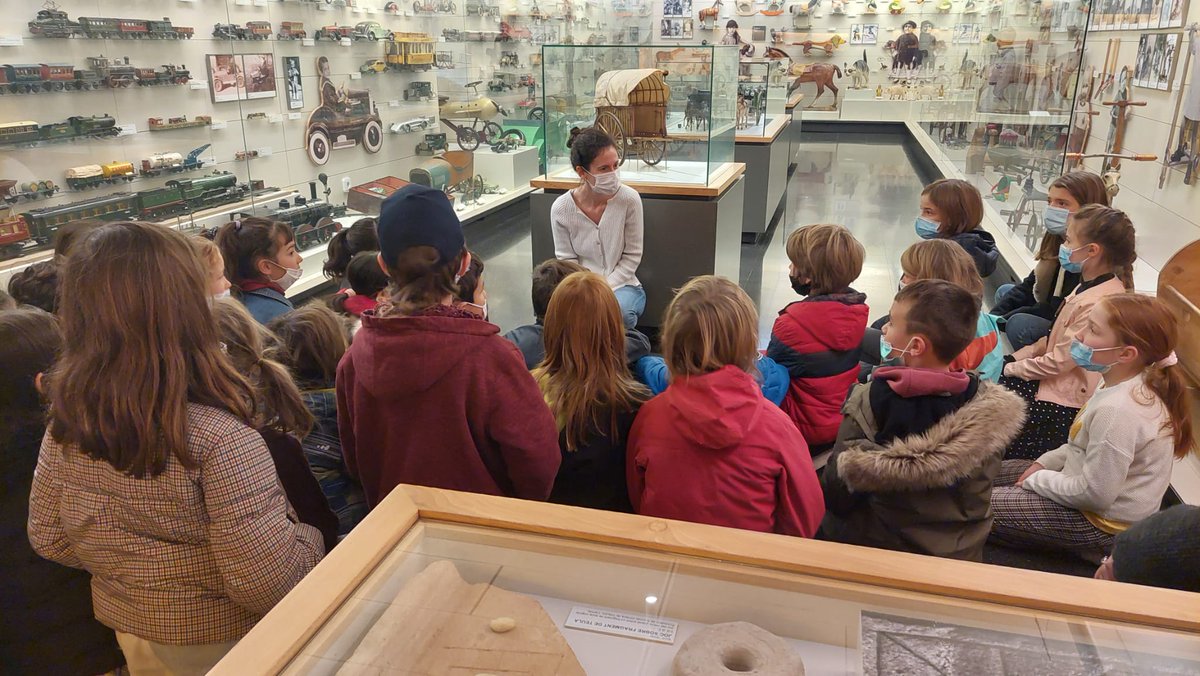 museujoguetcat's tweet image. Avui ens visita l'alumnat de La Bressola de Prada (Conflent). La visita s'emmarca dins el projecte #transfronterer sobre #joguets i #gènere que el Museu ha impulsat juntament amb el Centre de Formació Professional Català @CFPCat en col·laboració amb la @LaBressola. 👉🏾Som-hi!