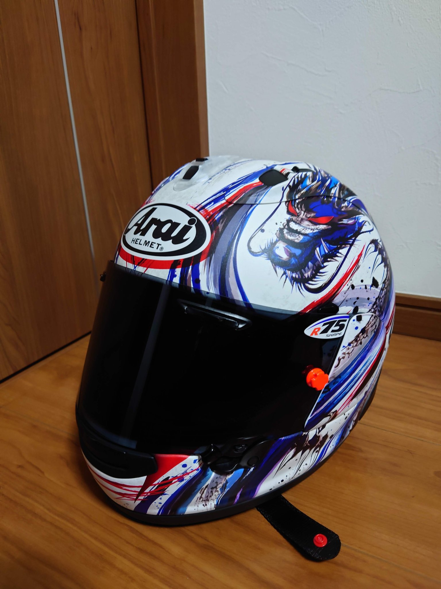 アライヘルメット Arai Helmet アライ契約ライダーのシールドに貼られている R75 ステッカー スポンサーロゴではありません 丸く滑らかな帽体表面で 衝撃を外へ逃がす かわす アライが重要と考える かわす性能 を意味したステッカーです 今は
